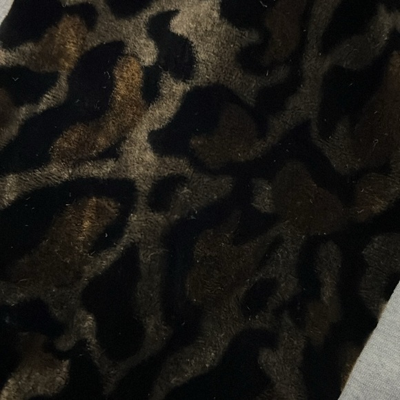 NBW Kenneth Cole Velour tiger print scarf - Picture 2 of 5